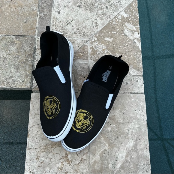 Marvel Black Panther Gold Symbol Slip-On - Picture 3 of 12